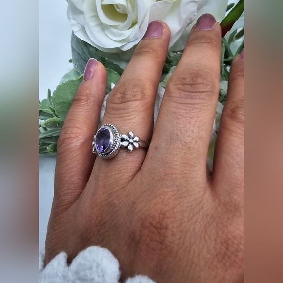 FEBRUARY LOVE RING 💕 - Picture 3 of 6